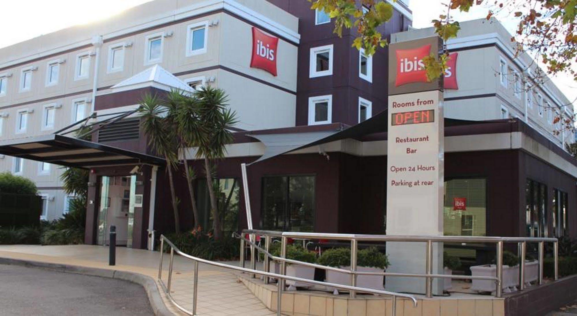 Ibis Newcastle Hotel Bagian luar foto